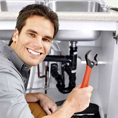 Handwerker der Terhart GmbH bei der Arbeit an der Verrohrung