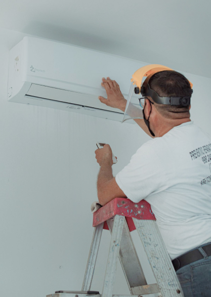 Installation eines Innengeräts für Klima und Wärmepumpe